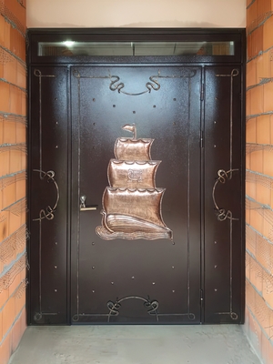 Парадная дверь с чеканным рисунком Парадная дверь с чеканным рисунком