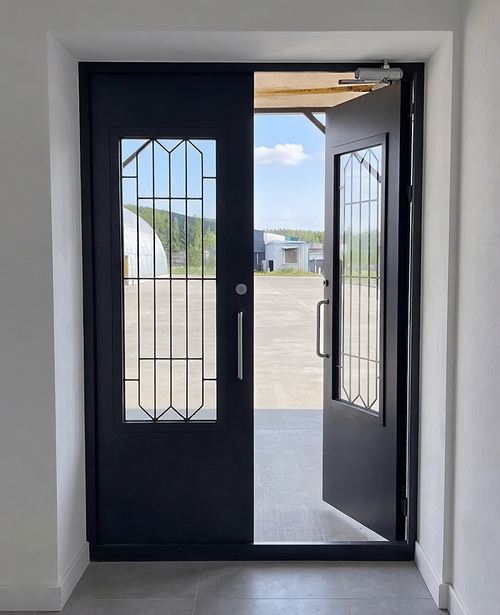 Двупольная остекленная дверь с решетками