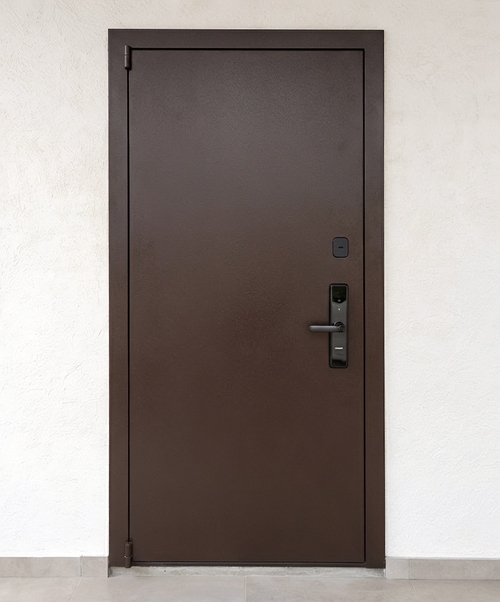 Коричневая дверь с электронным замком